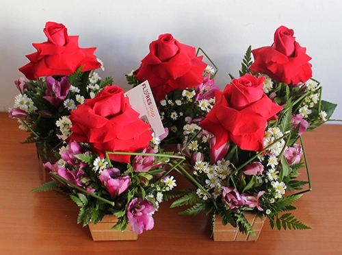 Centrinhos com Rosa Colombianas e Astromélias