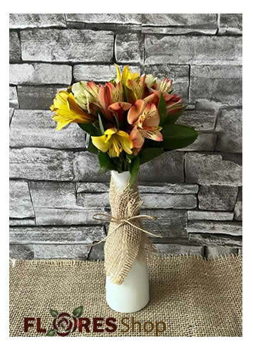 Vasinho ceramica com Alstroemérias